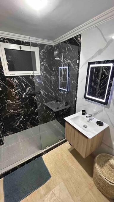 Appartement Haut Standing 3 Chambres Avec Terasse Quartier Gueliz Hivernage A Marrakech I19 マラケシュ エクステリア 写真